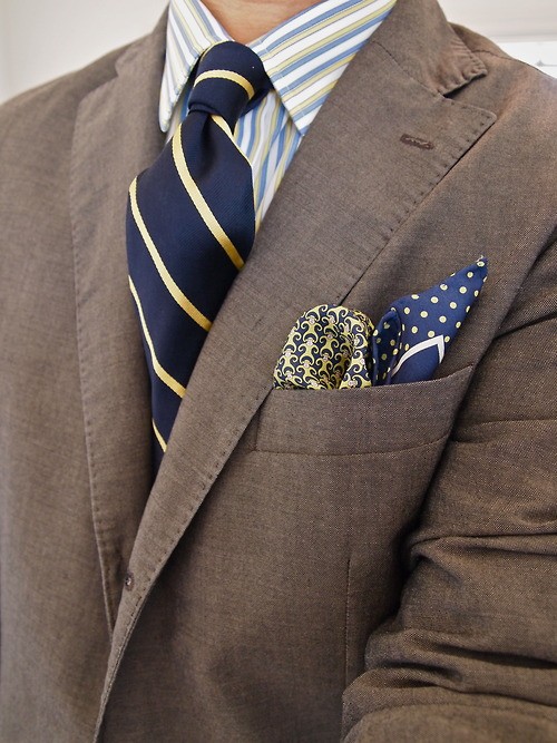 рубашка и галстук в полоску