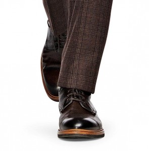 коричневые брюки и коричневые ботинки