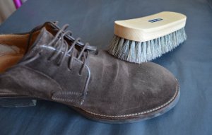 Чистка замшевой обуви - удаление поверхностных загрязнений