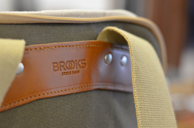 Оттиск логотипа Brooks на коже